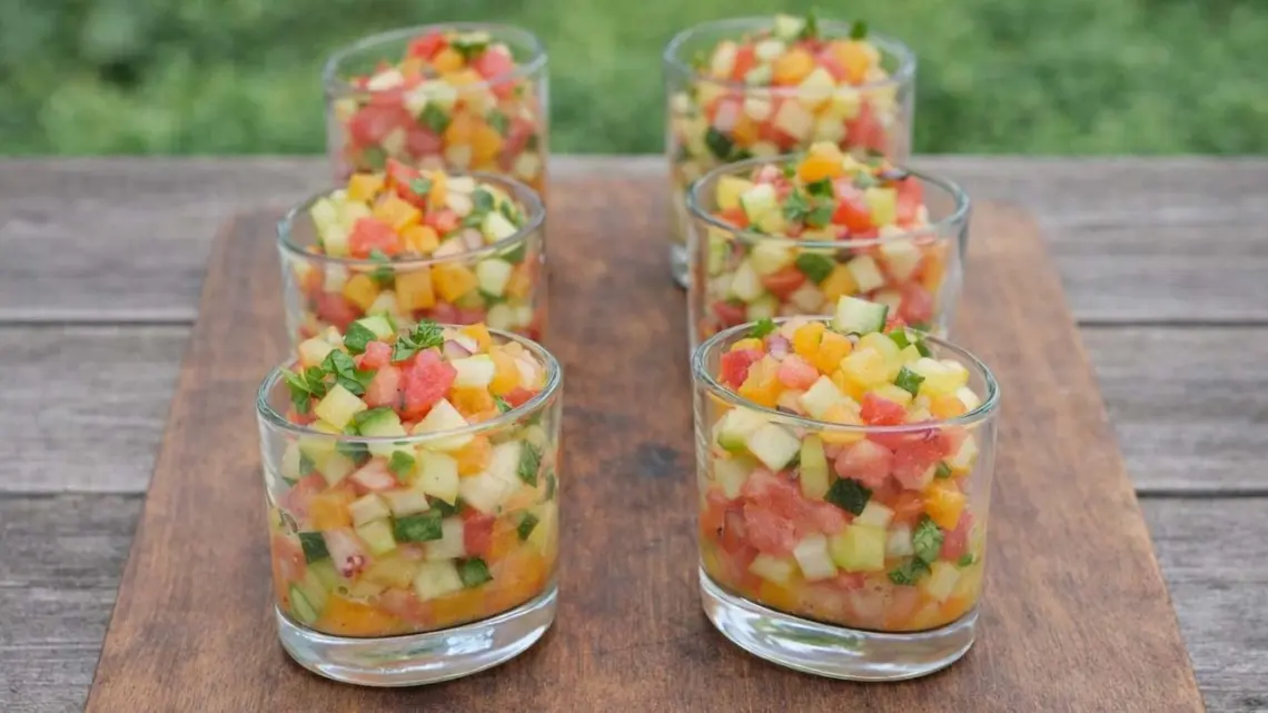 Verrines de tartare de légumes aux crevettes : entrée fraîche et légère