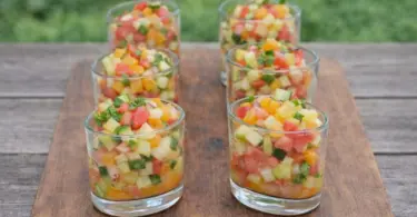 Verrines de tartare de légumes aux crevettes : entrée fraîche et légère