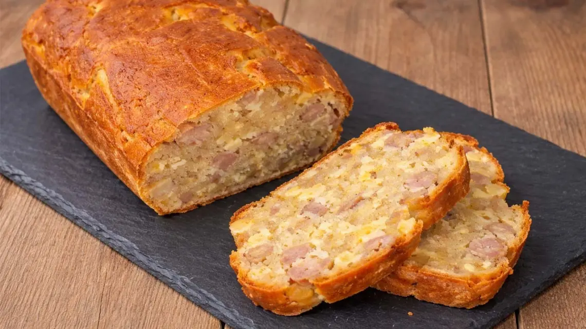 Cake aux pommes et aux saucisses : un cake salé moelleux et gourmand