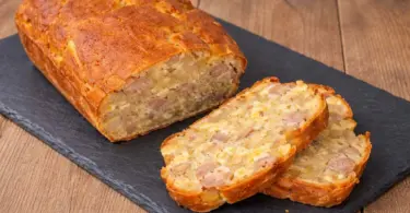 Cake aux pommes et aux saucisses : un cake salé moelleux et gourmand