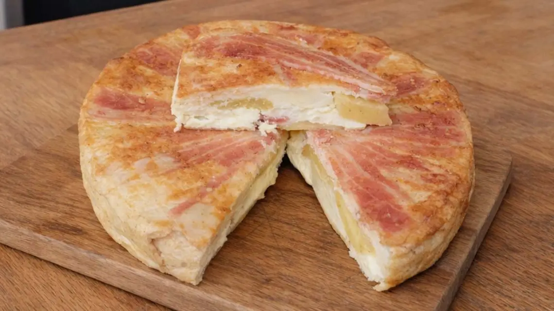 Flan à la raclette, pommes de terre et poitrine fumée : recette savoyarde prêt en 45 minutes