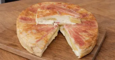 Flan à la raclette, pommes de terre et poitrine fumée : recette savoyarde prêt en 45 minutes