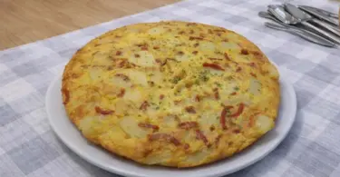 Omelette de pommes de terre à la raclette – recette savoyarde facile