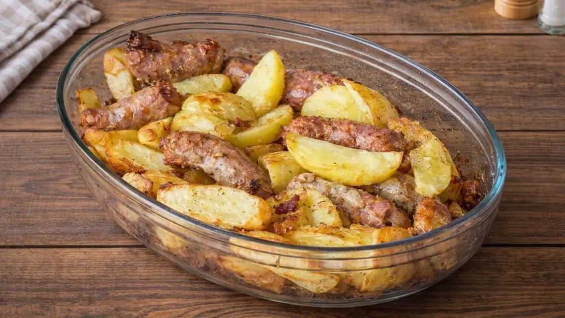 Saucisse et pommes de terre au four : plat familial en 45 minutes