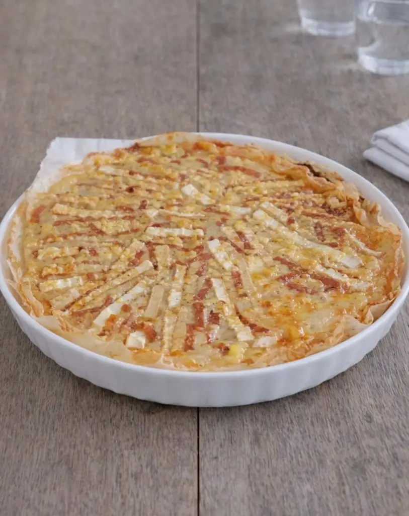 Tarte aux pommes de terre, camembert et lardons : plat convivial au four