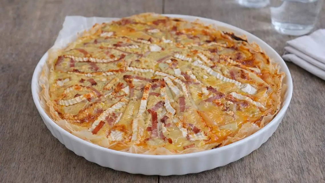 Tarte aux pommes de terre, camembert et lardons : plat convivial au four