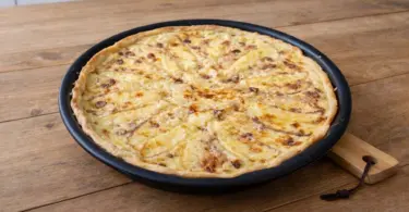 Tarte aux pommes de terre, lardons et reblochon : recette savoyarde ultra gourmande