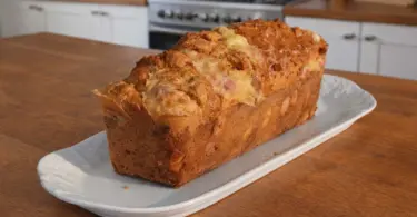 Cake façon tartiflette : lardons fumés et fromage fondant