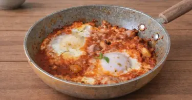 Œufs à la paysanne aux pommes de terre et tomates