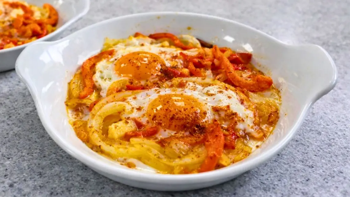 Oeufs cocotte aux poivrons rôtis et oignon fondant – pour un déjeuner léger
