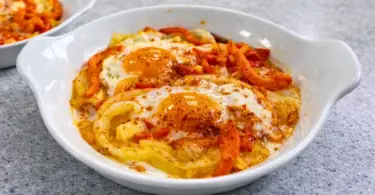 Oeufs cocotte aux poivrons rôtis et oignon fondant – pour un déjeuner léger