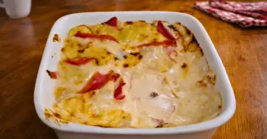 Pommes de terre à la sauce fondue 3 fromages et bacon : plat fondant et gourmand