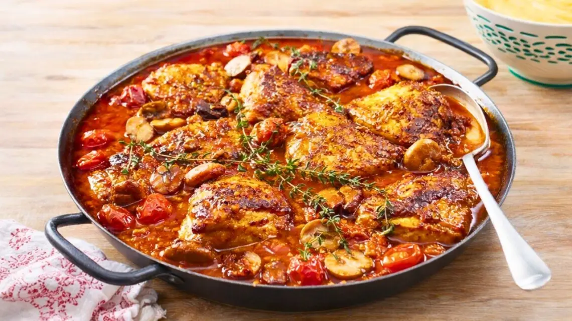 Poulet à l’italienne est un plat convivial et parfumé – sauce tomate crémeuse, olives et chorizo