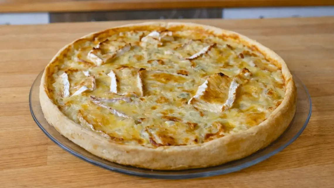 Tarte aux oignons, pommes, lardons et camembert – facile et fondante