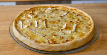 Tarte aux oignons, pommes, lardons et camembert – facile et fondante