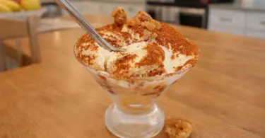 Tiramisu aux poires, crème de marrons et chocolat noir – recette maison sans cuisson