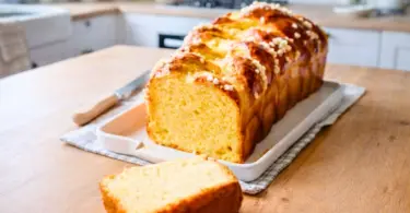 Brioche vendéenne au sucre à mie filante : recette traditionnelle à la fleur d’oranger