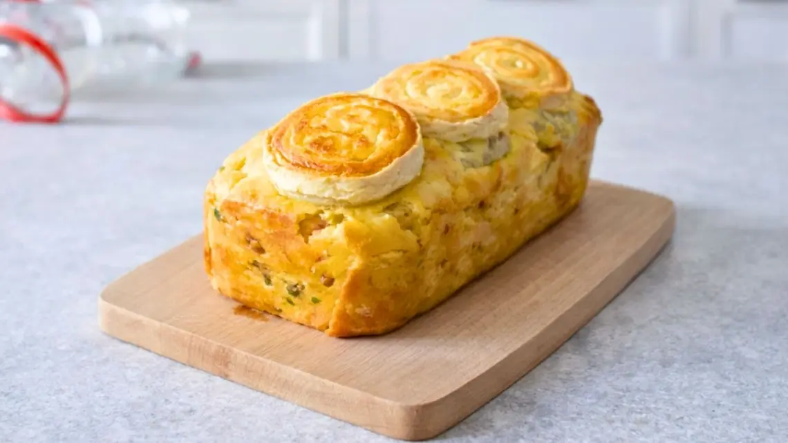 Cake aux asperges vertes, poulet et chèvre : recette facile et moelleuse au four