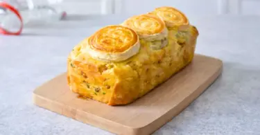 Cake aux asperges vertes, poulet et chèvre : recette facile et moelleuse au four