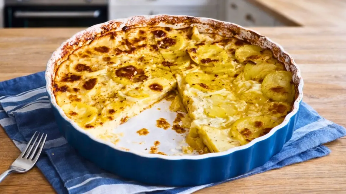 Gratin de pommes de terre à la crème fraîche et à l’ail : recette facile, fondante et familiale