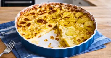 Gratin de pommes de terre à la crème fraîche et à l’ail : recette facile, fondante et familiale