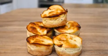 Mini cheesecakes au saumon fumé : recette facile pour un apéritif chic et festif