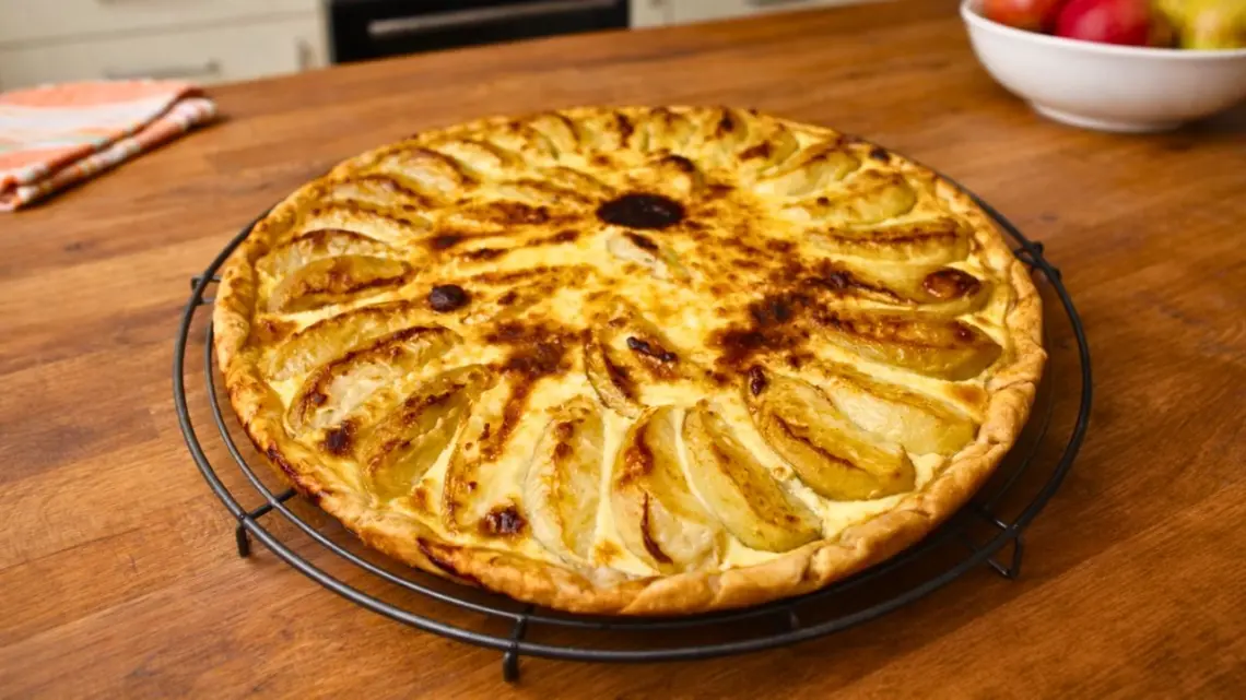 Tarte aux pommes, camembert et lard fumé : idée repas rapide et savoureuse