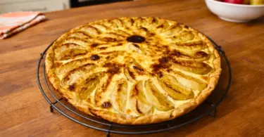 Tarte aux pommes, camembert et lard fumé : idée repas rapide et savoureuse