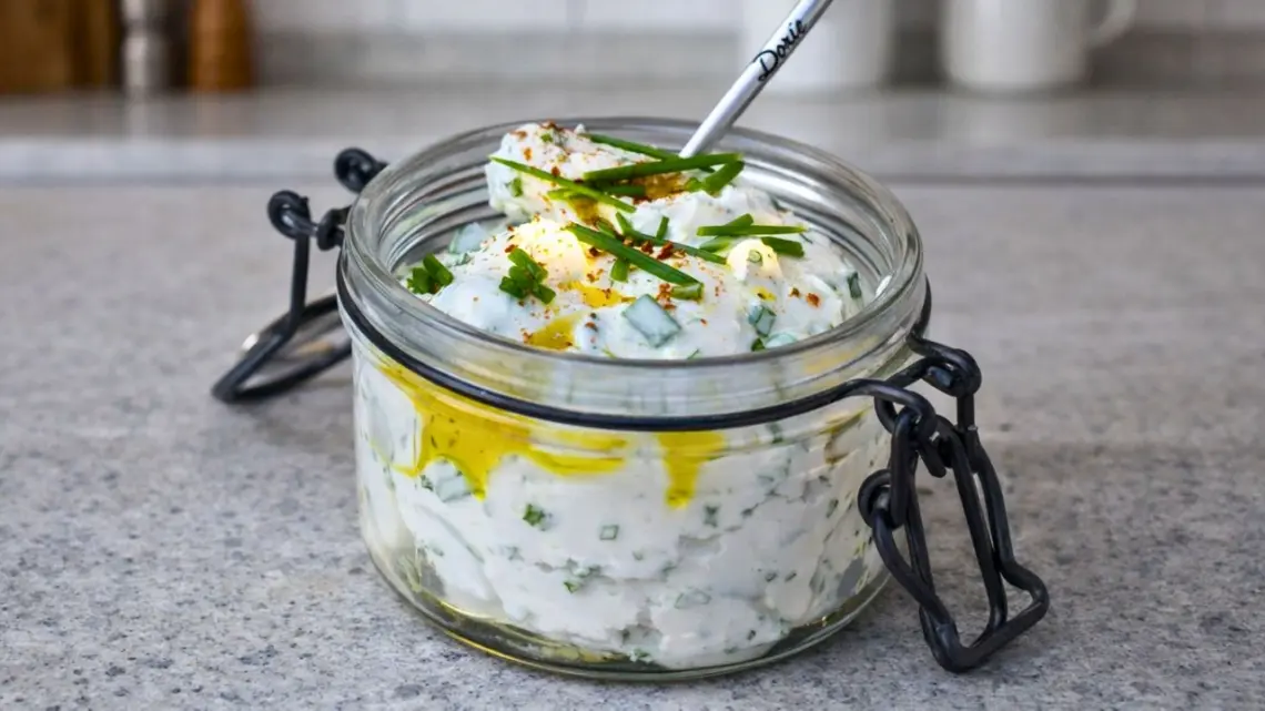 Tartinade de chèvre à la ciboulette : idéale pour des toasts gourmands
