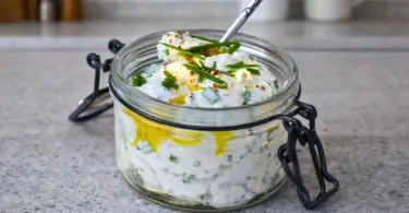 Tartinade de chèvre à la ciboulette : idéale pour des toasts gourmands