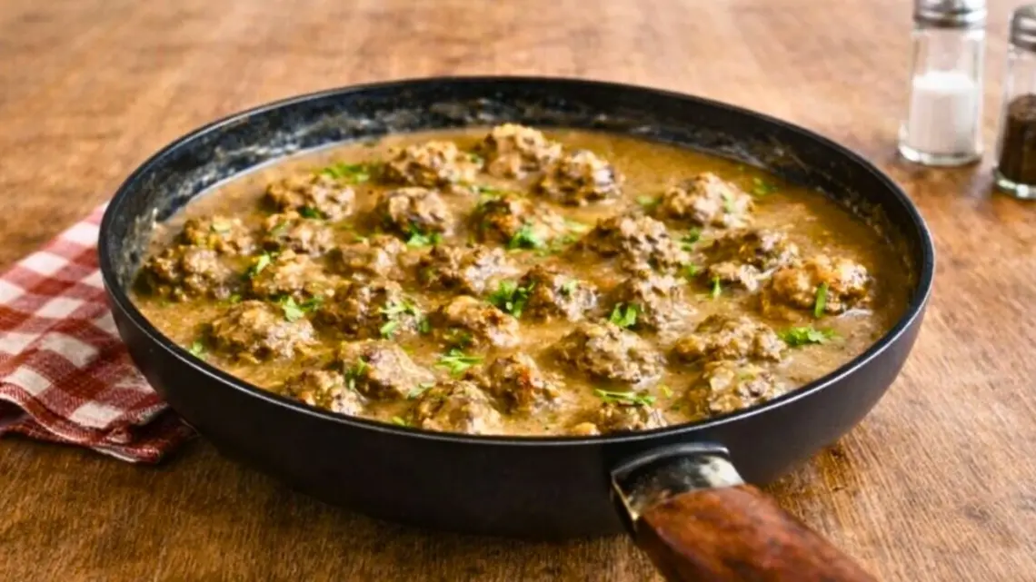 Boulettes de viande à la suédoise : recette traditionnelle avec sauce crémeuse