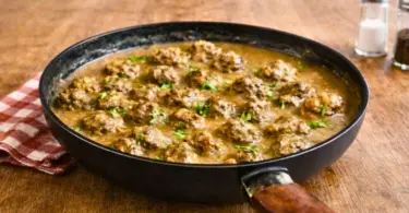 Boulettes de viande à la suédoise : recette traditionnelle avec sauce crémeuse