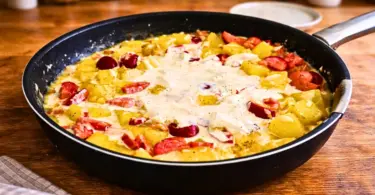 Poêlée franc-comtoise aux pommes de terre, saucisse de Morteau et comté