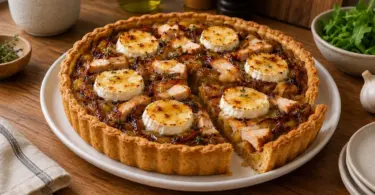 Tarte aux oignons caramélisés, chèvre, poulet fumé et miel
