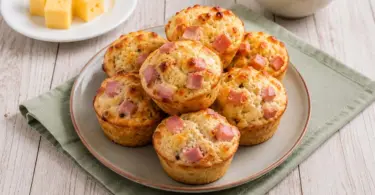Muffins au Poulet, Jambon et Emmental : La Recette Salée Facile et Moelleuse